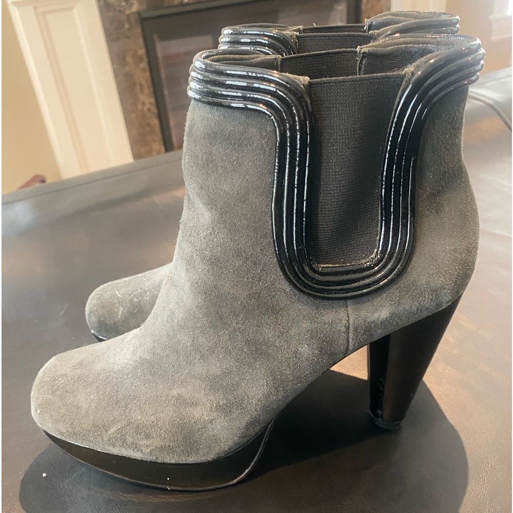 Light grey suede boot